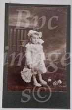 Kabinetfoto schattig mesije pop kraag mutsje strik 1900's, Gebruikt, Verzenden, Foto, Voor 1940