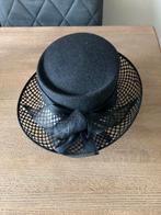 Elegante zwarte hoed met strik, Kleding | Dames, Hoeden en Petten, Ophalen of Verzenden, Zo goed als nieuw, One size fits all