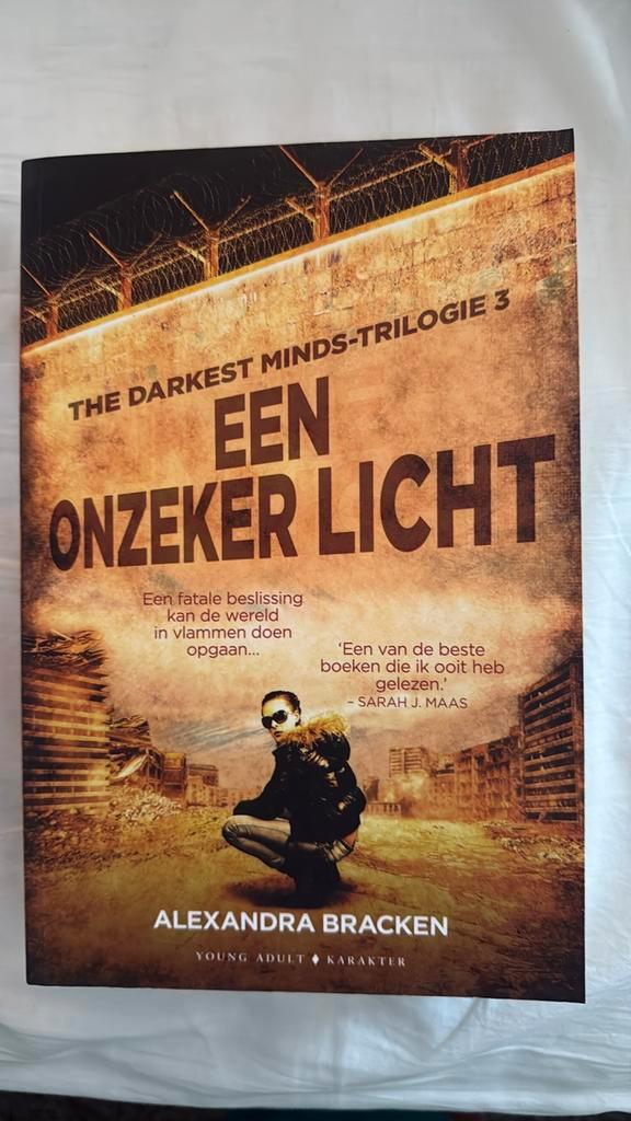 Alexandra Bracken - Een onzeker licht, Boeken, Kinderboeken | Jeugd | 13 jaar en ouder, Zo goed als nieuw, Ophalen of Verzenden