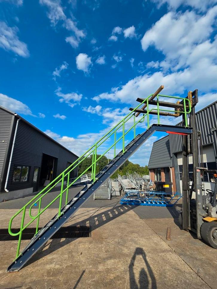 Stalen trap blauw/groen. Hoog 3.5mtr. Nob089, Doe-het-zelf en Verbouw, Ladders en Trappen, Zo goed als nieuw, 2 tot 4 meter, Ophalen