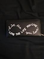 Zwarte portemonnee met tekst, Overige merken, Zwart, Ophalen of Verzenden, Zo goed als nieuw