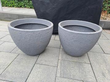 Twee kunststof bloempotten beschikbaar voor biedingen