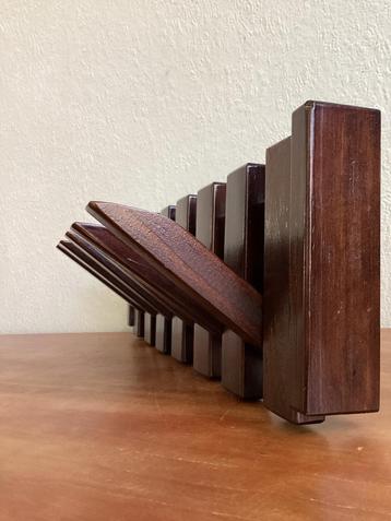 design “piano” kapstok- 6 haken beschikbaar voor biedingen