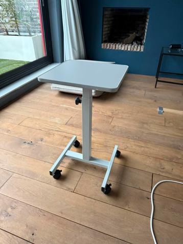 Laptop / beamer tafel beschikbaar voor biedingen