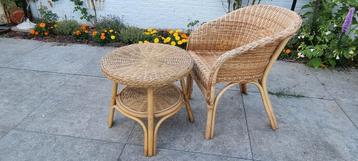 Rotan stoel en tafel beschikbaar voor biedingen