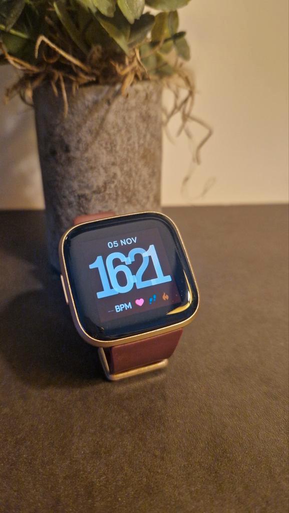 Fitbit Versa 4 smartwatch. Topconditie!, Sieraden, Tassen en Uiterlijk, Smartwatches, Zo goed als nieuw, Android, Zwart, Afstand