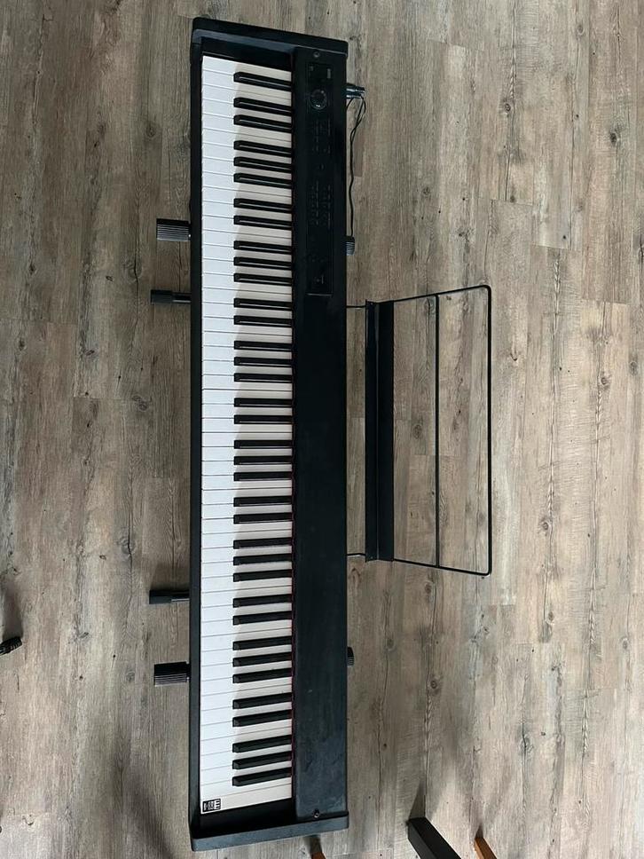 Korg D1 – Zo goed als nieuw – Met standaard, Muziek en Instrumenten, Piano's, Zo goed als nieuw, Zwart, Ophalen