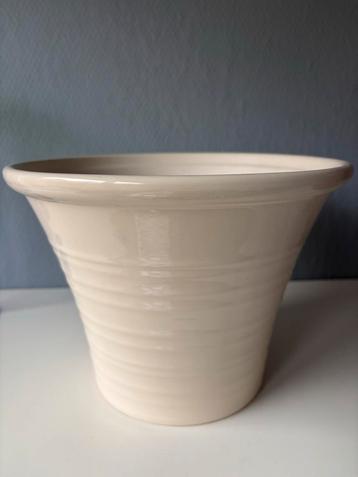 Bloempot ecru. Diameter 26 cm hoogte 20 cm. beschikbaar voor biedingen