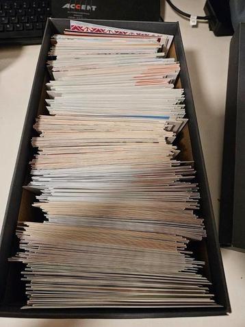 Schoenendoos vol lege postzegelmapjes 2012-2022 beschikbaar voor biedingen