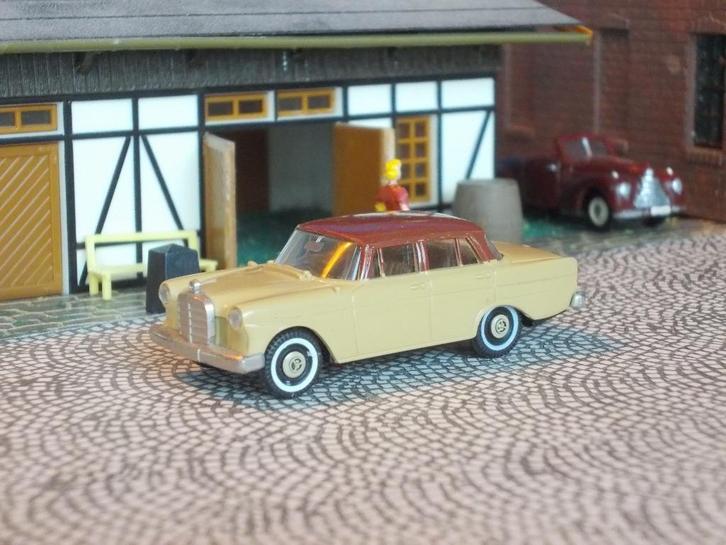 Mercedes Benz 190 / 200 D W110 Heckflosse Luxus two-tone, Hobby en Vrije tijd, Modelauto's | 1:87, Zo goed als nieuw, Ophalen of Verzenden