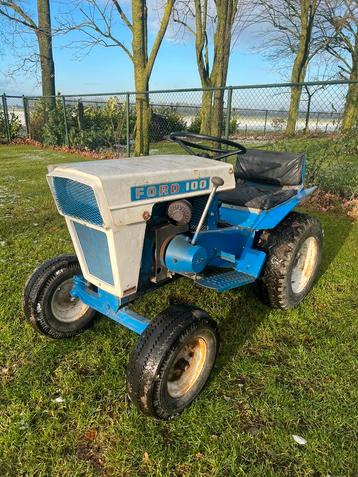Nette en werkende Ford 100 oldtimer zitmaaier 10pk benzine beschikbaar voor biedingen