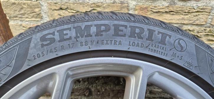 205/45/R17 winterbanden + TPMS; Ford Fiesta Mk7/8 ST Line, Auto-onderdelen, Banden en Velgen, Banden en Velgen, Winterbanden, 17 inch