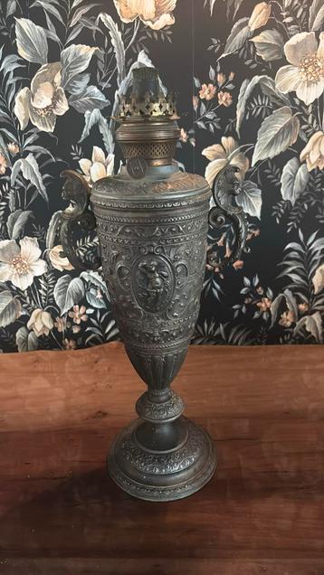 Antieke petroleumlamp beschikbaar voor biedingen