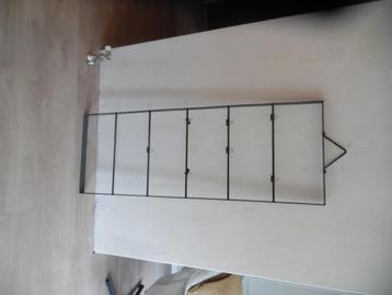 Zwart metalen wandrek met foto hangers beschikbaar voor biedingen