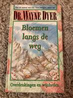 Bloemen langs de weg - Wayne Dyer, Boeken, Esoterie en Spiritualiteit, Ophalen of Verzenden, Zo goed als nieuw, Spiritualiteit algemeen