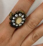 Opvallende verstelbare ring: beige steen omringt door strass, Sieraden, Tassen en Uiterlijk, Ringen, IJzer of Staal, 19 tot 20