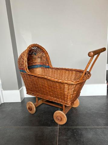 Oud rotan poppenwagentje beschikbaar voor biedingen