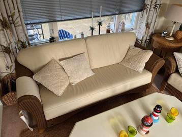 Banken met rotan en wit/beige leer beschikbaar voor biedingen