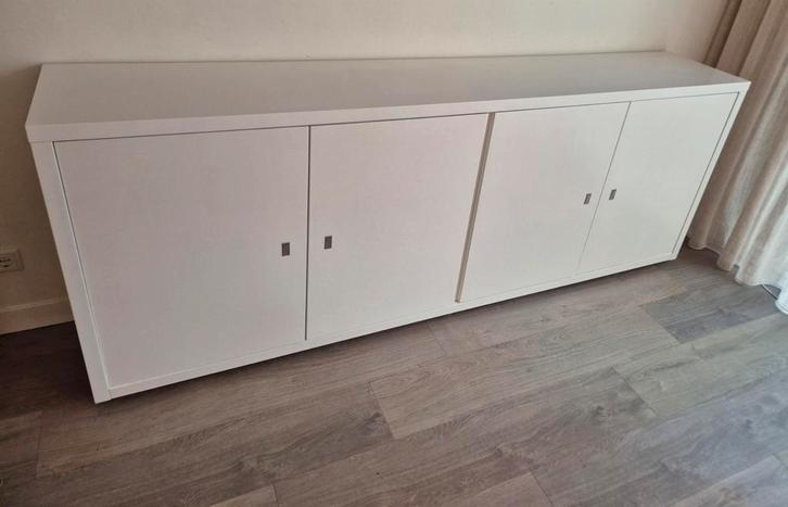 Wit dressoir Xooon met 4 deurtjes, Huis en Inrichting, Kasten | Dressoirs, Zo goed als nieuw, 150 tot 200 cm, 25 tot 50 cm, Met deur(en)