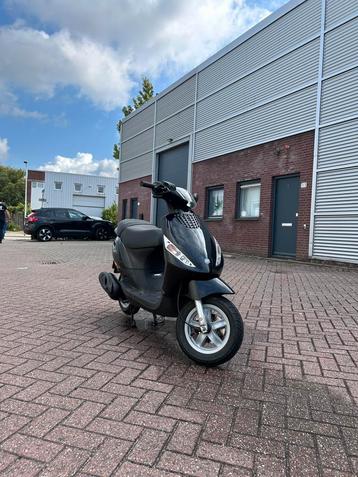 Piaggio Zip 4-Takt 1e eigenaar 3400km!! beschikbaar voor biedingen