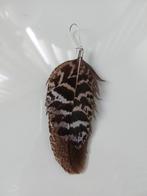 Enkele oorbel pauwenveren, Sieraden, Tassen en Uiterlijk, Oorbellen, Overige materialen, Hangers, Bruin, Ophalen of Verzenden
