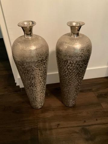2 zilverkleurige vazen beschikbaar voor biedingen