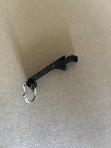 Sleutelhanger flesopener fles opener zwart vaderdag kado beschikbaar voor biedingen