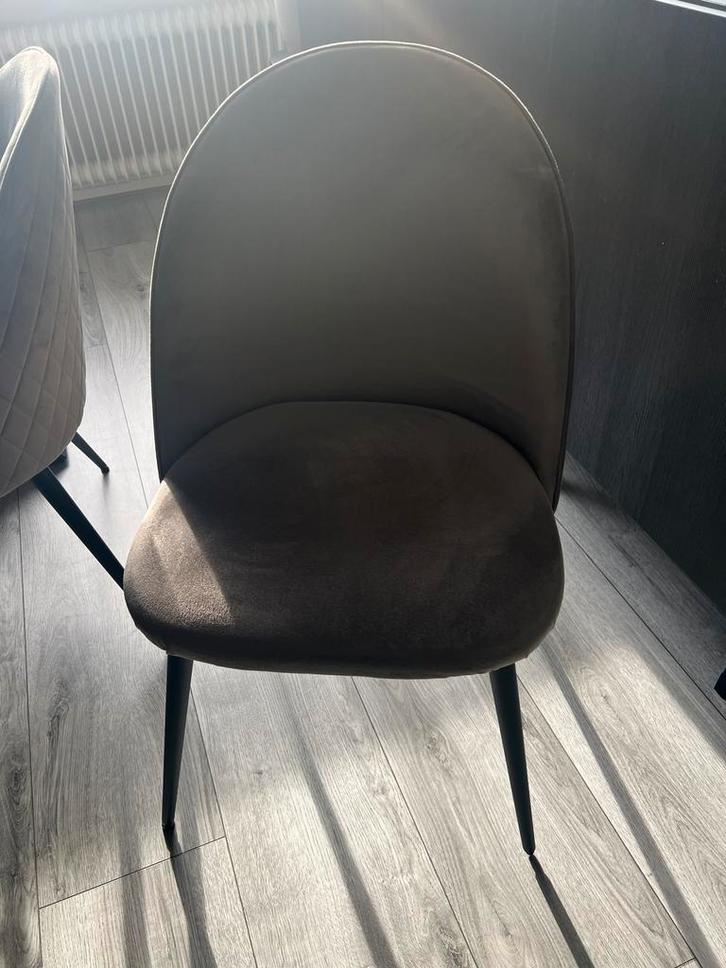 4 Eetkamerstoelen te koop – Grijs met zwarte poten, Huis en Inrichting, Stoelen, Zo goed als nieuw, Vijf, Zes of meer stoelen