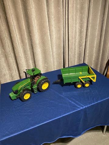 Bruder Traktor John Deere 7930 met kiepkar beschikbaar voor biedingen