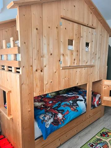 Huisje stapelbed met zijtrap inclusief lattenbodems beschikbaar voor biedingen