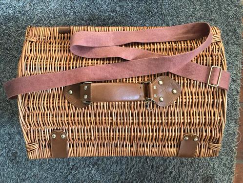 Fijne Picknickmand, 4 personen, komplete inventaris, Hobby en Vrije tijd, Picknickmanden, Zo goed als nieuw, Ophalen