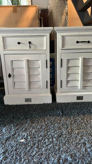 Te koop 2 brocante kastjes / nachtkastjes beschikbaar voor biedingen