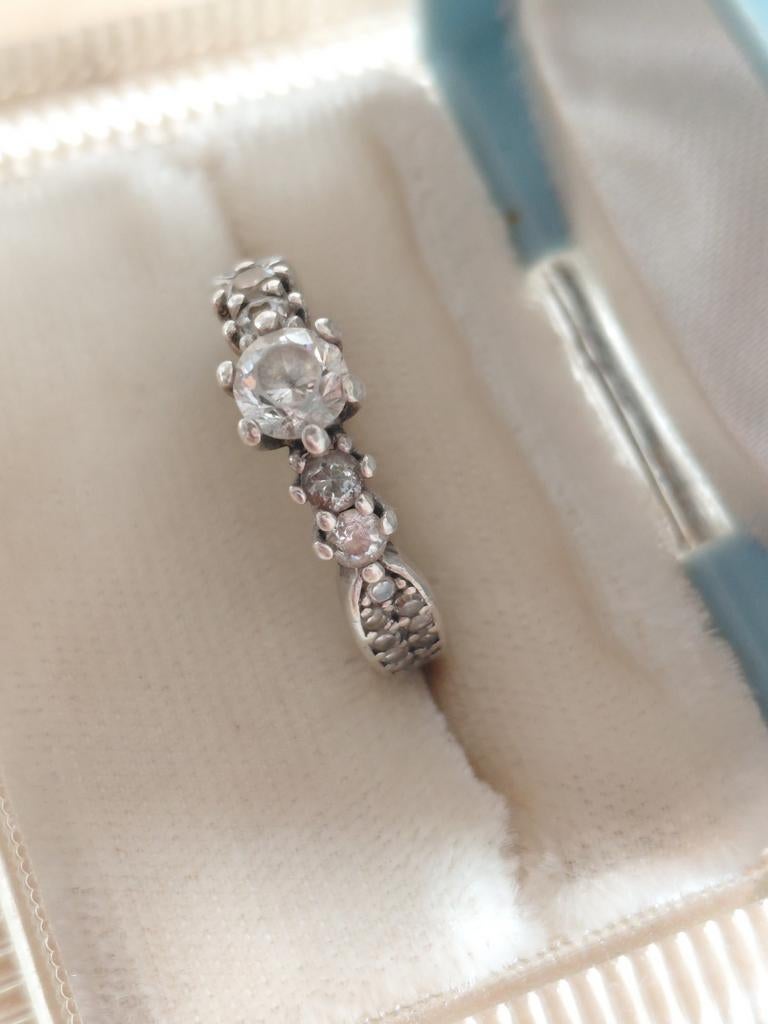 Oude Zilveren Ring met Div. Cubic Zirkonia's. GRATIS Verz., Verzenden, Zilver, Ring