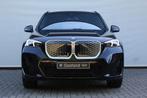 BMW iX1 eDrive20 M Sport / Panoramadak / Trekhaak / Sportsto, Auto's, Zwart, Zwart, Nieuw, SUV of Terreinwagen