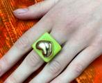 Plastic ring groen met goudkleurige hart, Sieraden, Tassen en Uiterlijk, Ringen, Groen, Kunststof, 17 tot 18, Ophalen of Verzenden