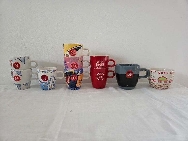 DE, Douwe Egberts: 8 kleine mokken, 1 grote mok, 1 kommetje, Huis en Inrichting, Keuken | Servies, Zo goed als nieuw, Kop(pen) en/of Schotel(s)