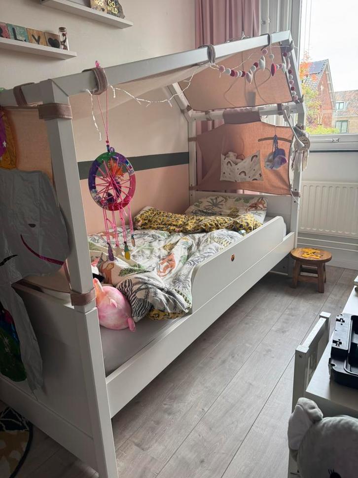 Kinderbed met hut, met cool kids, Kinderen en Baby's, Kinderkamer | Stapelbedden en Hoogslapers, Zo goed als nieuw, Ophalen