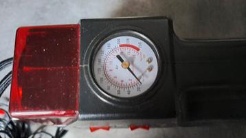 Mini compressor met schijnwerper beschikbaar voor biedingen
