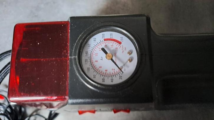 Mini compressor met schijnwerper, Auto diversen, Auto-accessoires, Gebruikt, Ophalen of Verzenden