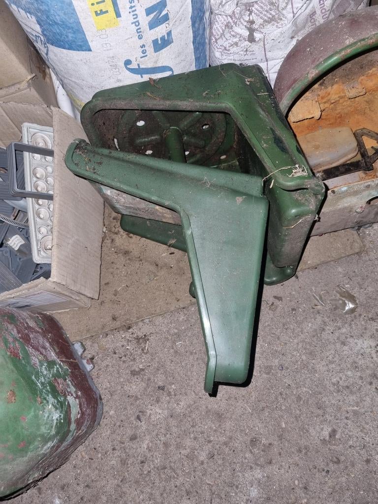 8 waterbakjes en 2 liksteenhouders