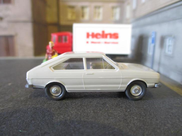 Volkswagen Passat B1 - Wiking perlweiss met plastic grille, Hobby en Vrije tijd, Modelauto's | 1:87, Zo goed als nieuw, Auto, Wiking