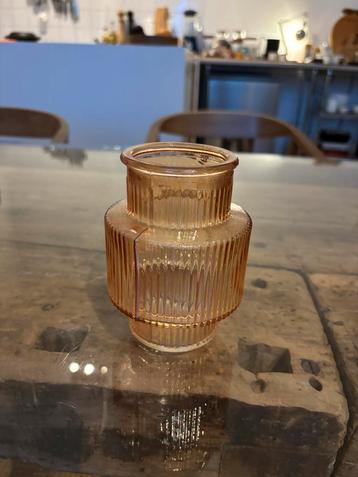 Roze glazen vaasje - 12cm hoog beschikbaar voor biedingen