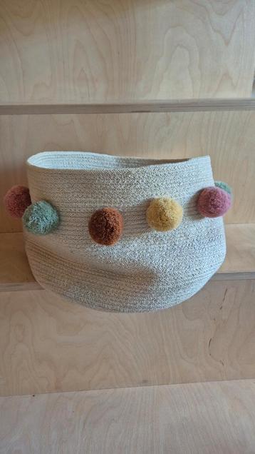 Leuke mand voor de kinderkamer beschikbaar voor biedingen