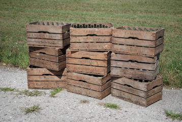 Brocante kratten met wijnflessen decoratie beschikbaar voor biedingen