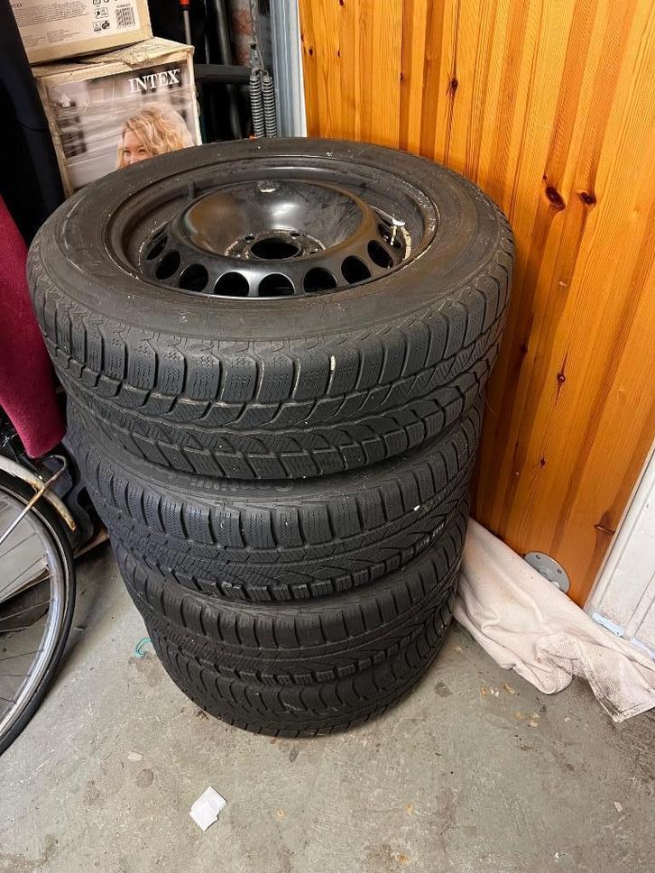 Audi A4 winterbanden 205/60 R16 met stalen velgen, Auto-onderdelen, Banden en Velgen, Banden en Velgen, Winterbanden, 16 inch