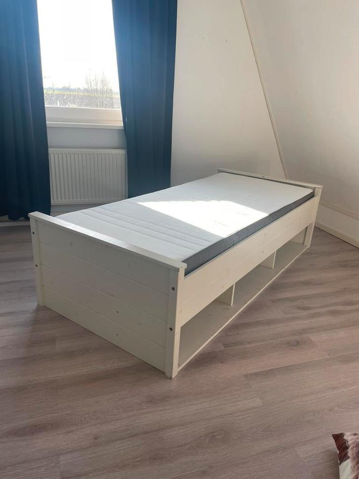 Stevig houten eenpersoonsbed 90x200, Huis en Inrichting, Slaapkamer | Matrassen en Bedbodems, Gebruikt, 90 cm, 200 cm, Eenpersoons