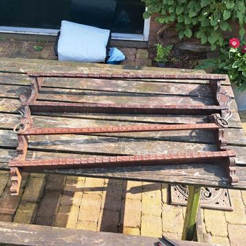 Antieke Houten Bordenrekken - Gesneden Decoratie beschikbaar voor biedingen