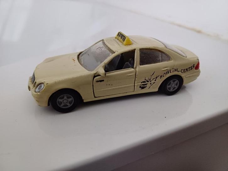 Siku Mercedes-Benz E500 taxi, Hobby en Vrije tijd, Modelauto's | Overige schalen, Gebruikt, Auto, Ophalen of Verzenden