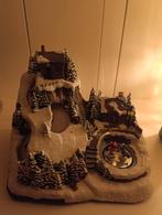 decoratief miniatuur kerstdorp op een bergachtig besneeuwd l, Ophalen