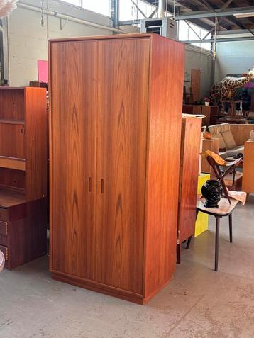 Vintage kleding kast teak beschikbaar voor biedingen